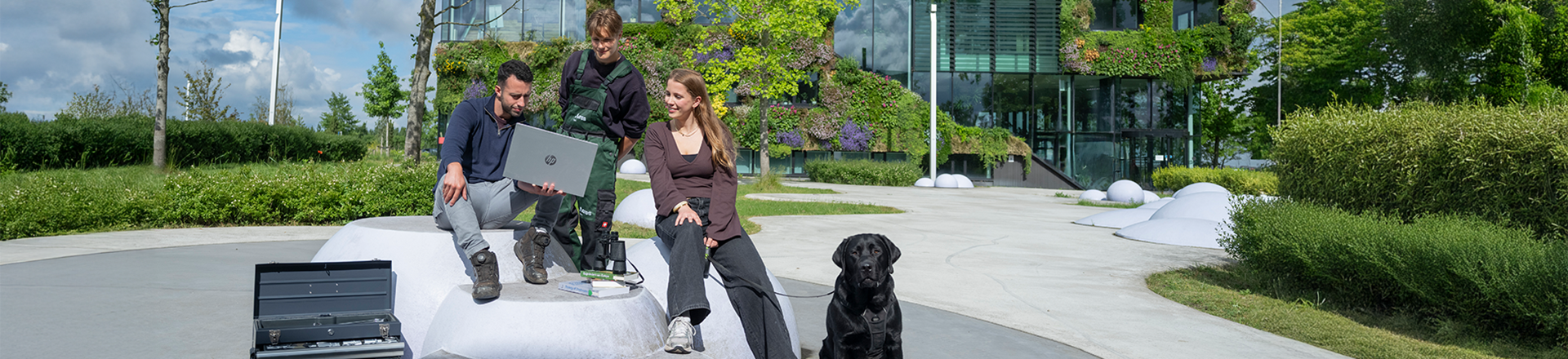 student Aeres hogeschool, Aeres tech en Aeres MBO samen met hond voor het gebouw van Aeres in Almere.