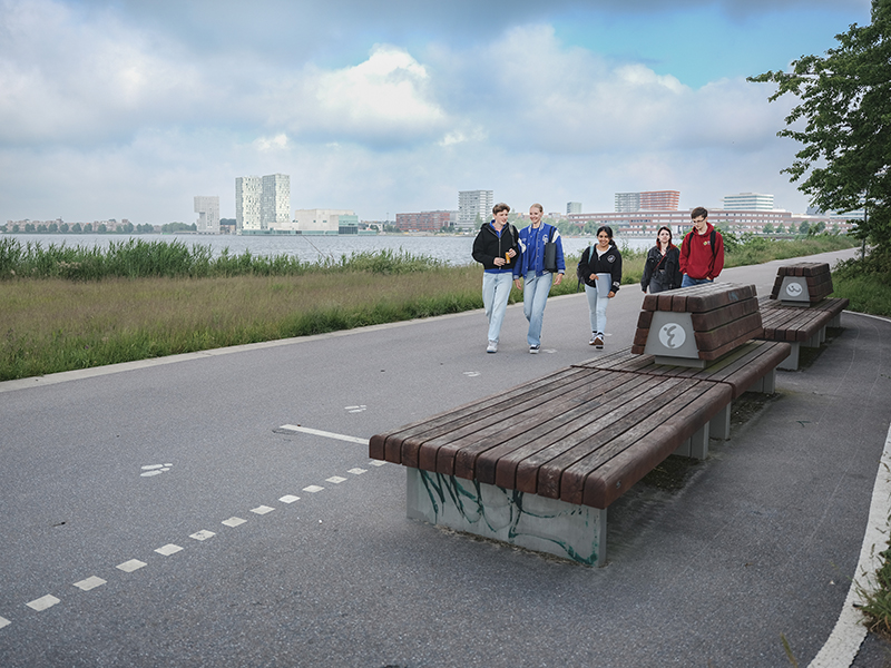 Studenten van Aeres MBO Almere lopen langs het water