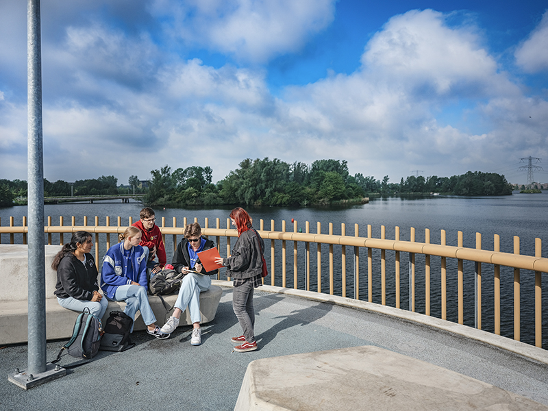 Studenten van Aeres MBO Almere zitten op een bankje aan het water