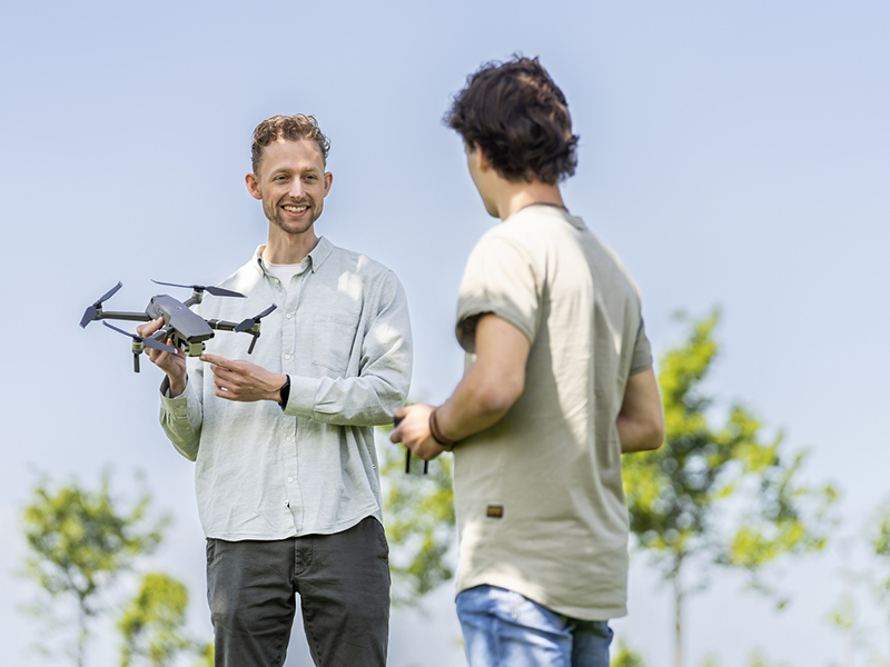 Studenten van Aeres MBO Almere leren over het vliegen met een drone