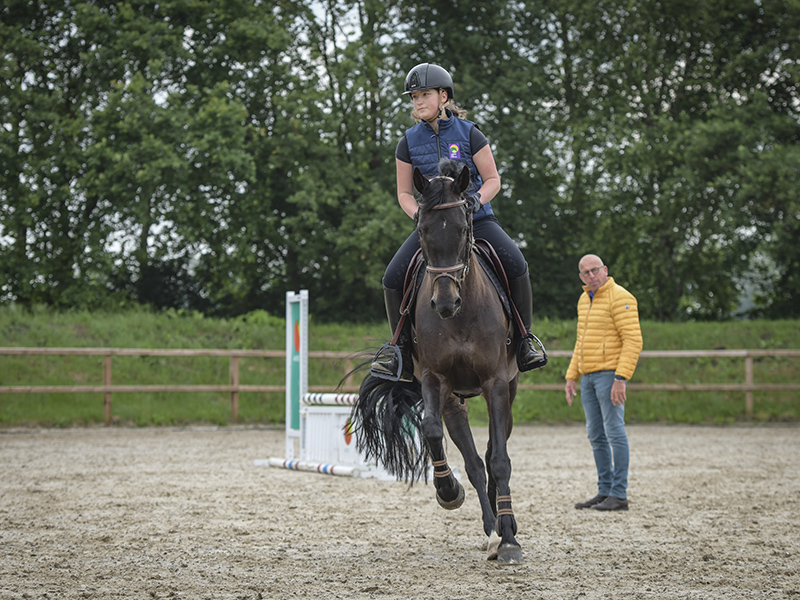 Student van Aeres MBO Barneveld rijdt paard