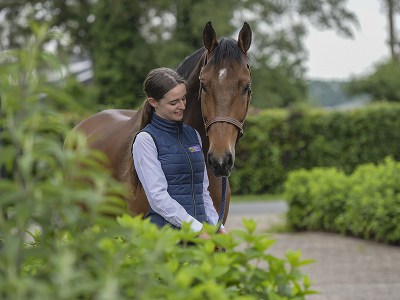 Student van Aeres MBO Barneveld loopt met paard