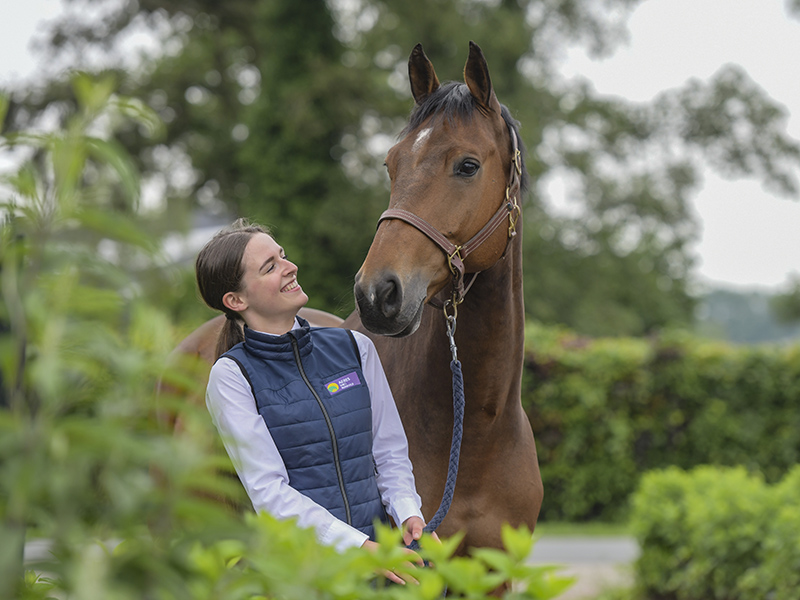 Student van Aeres MBO Barneveld kijkt naar paard