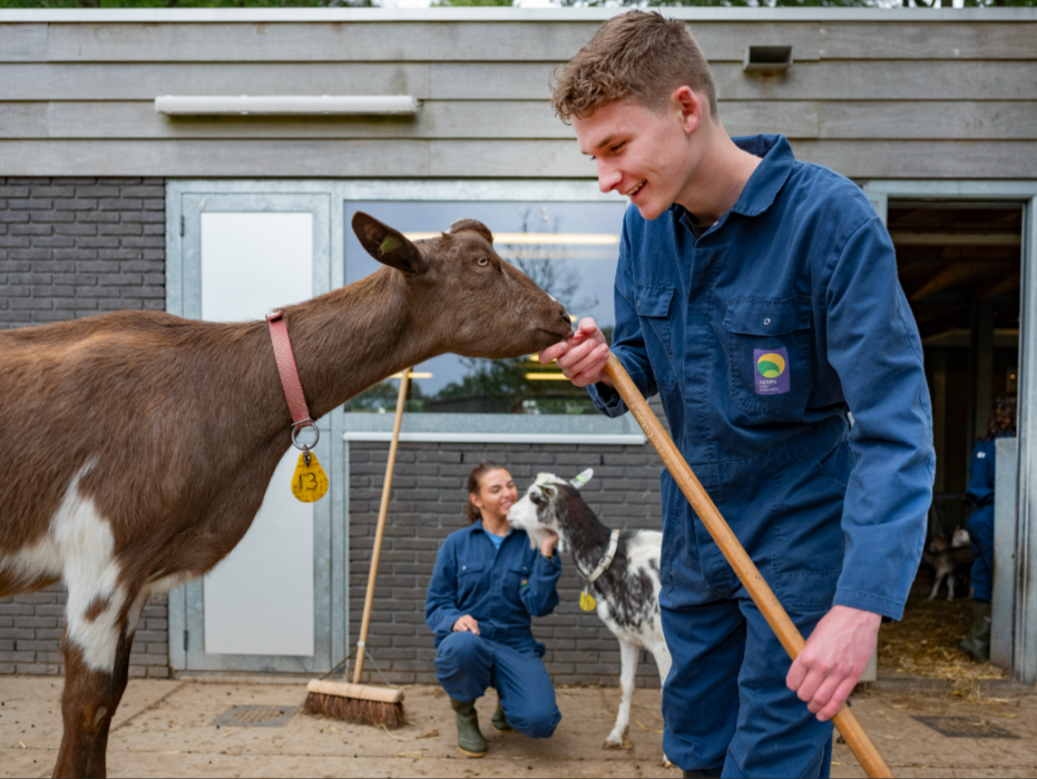 Student van Aeres MBO Barneveld houdt slang vast