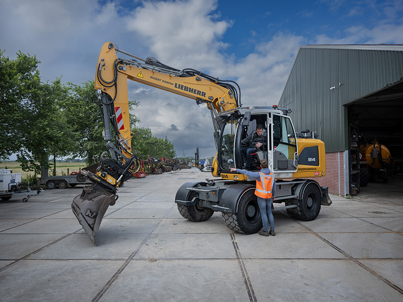 Student van Aeres MBO Barneveld staat bij graafmachine