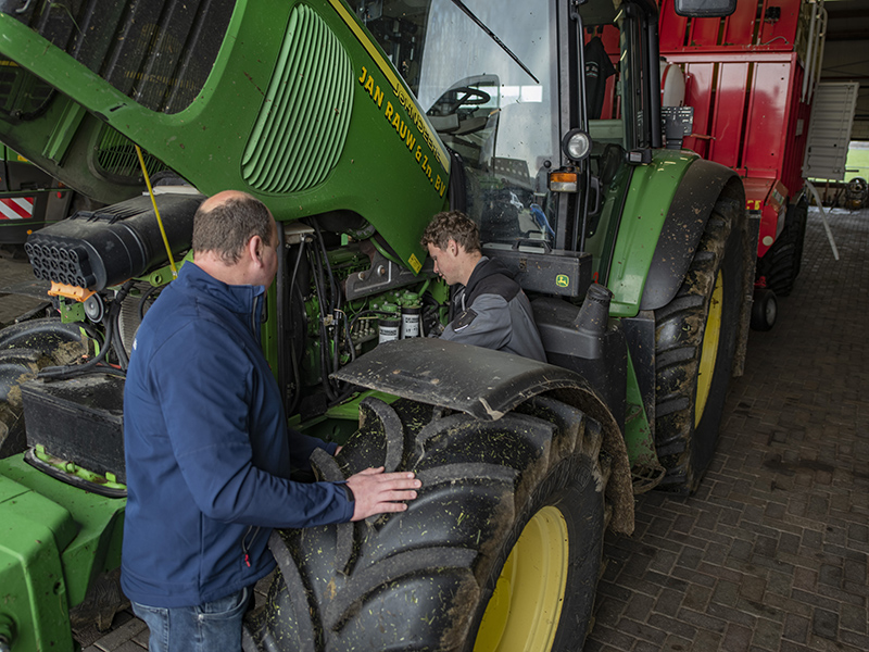 Student van Aeres MBO Barneveld leert over onderhoud trekker