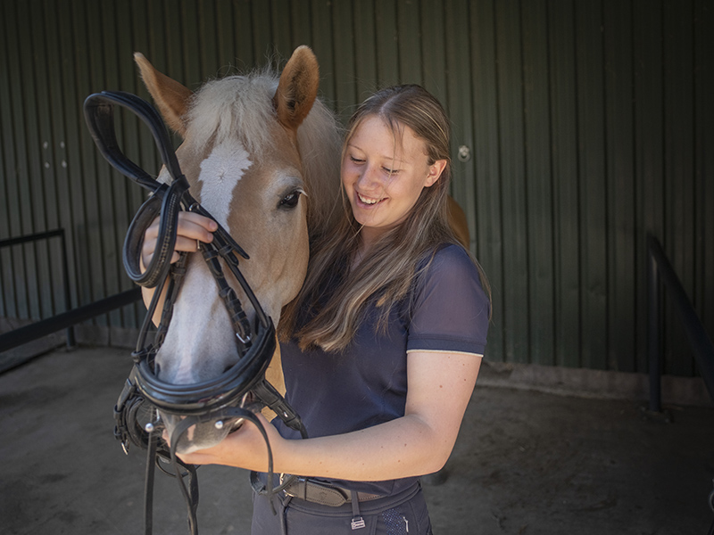 Student van Aeres MBO Buitenpost leert over paardverzorging