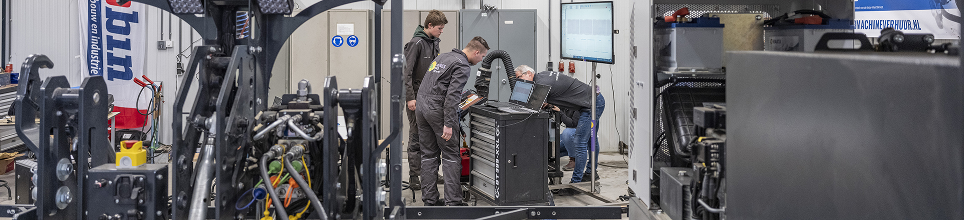 twee studenten en docent aan het werk in de technische werkplaats van Aeres MBO Dronten.