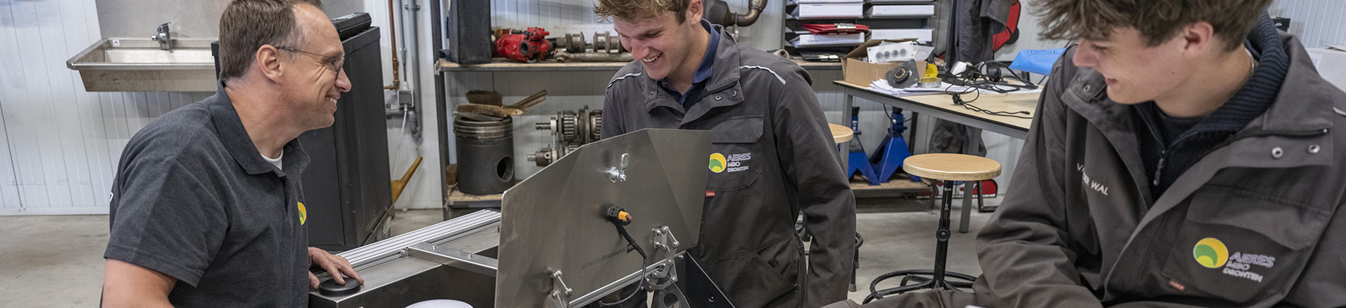 twee studenten en docent aan het werk in de technische werkplaats van Aeres MBO Dronten.