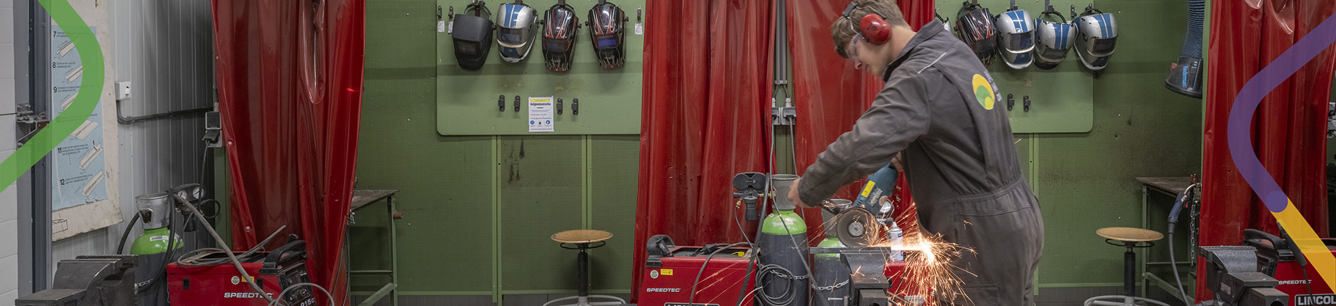 Techniek student in werkplaats aan het werk met slijptol, wat veel vonken geeft.