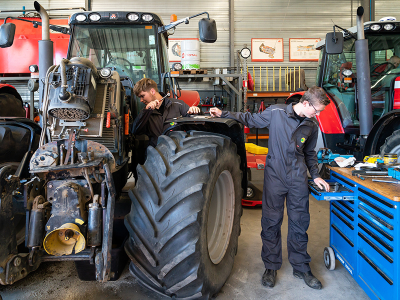 Studenten Aeres MBO Dronten sleutelen aan trekker