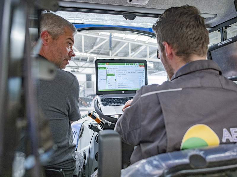 Student Aeres MBO Dronten leert over besturingstechniek trekker