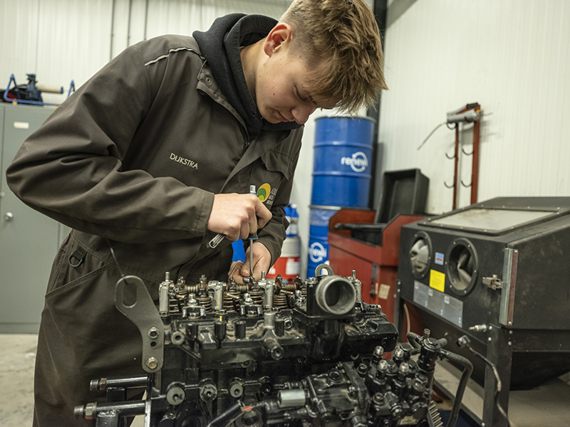 Studenten Aeres MBO Dronten sleutelt aan motorblok