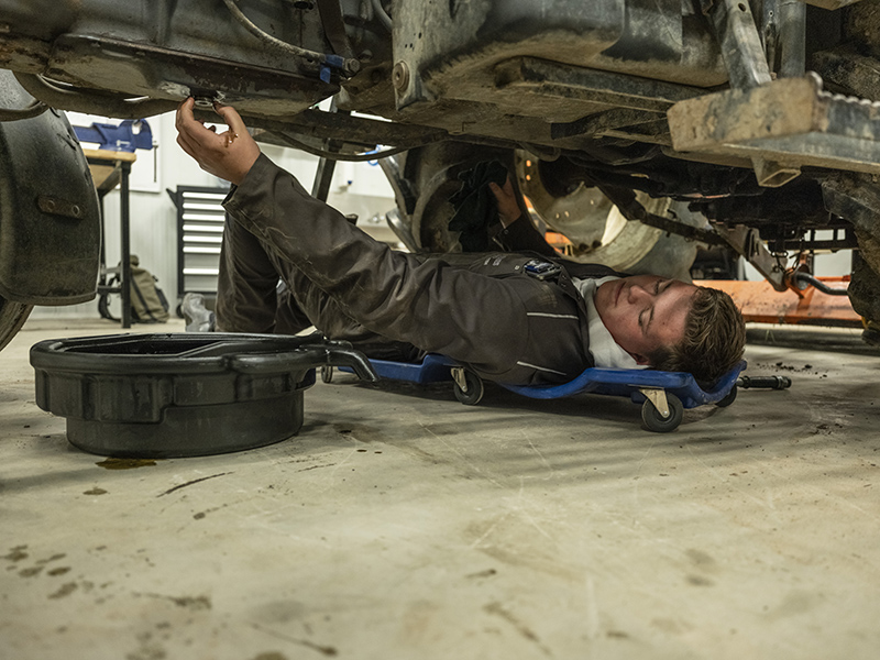 Student Aeres MBO Dronten onderhoudt trekker