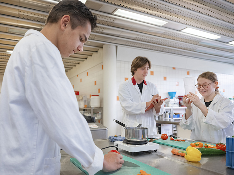 Studenten Aeres MBO Ede leren over kooktechnieken