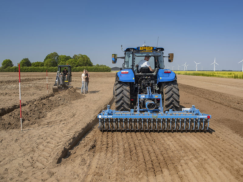 Student Aeres MBO Emmeloord in trekker op akker