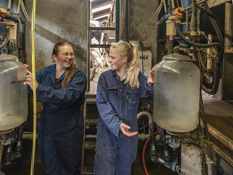 Studenten Aeres MBO Heerenveen staan bij melkmachine