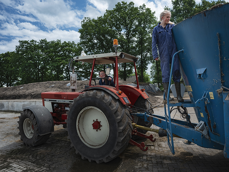 Student Aeres MBO Heerenveen staat bij trekker