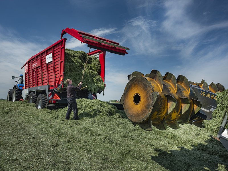 Student Aeres MBO Heerenveen bij trekker en maaimachine