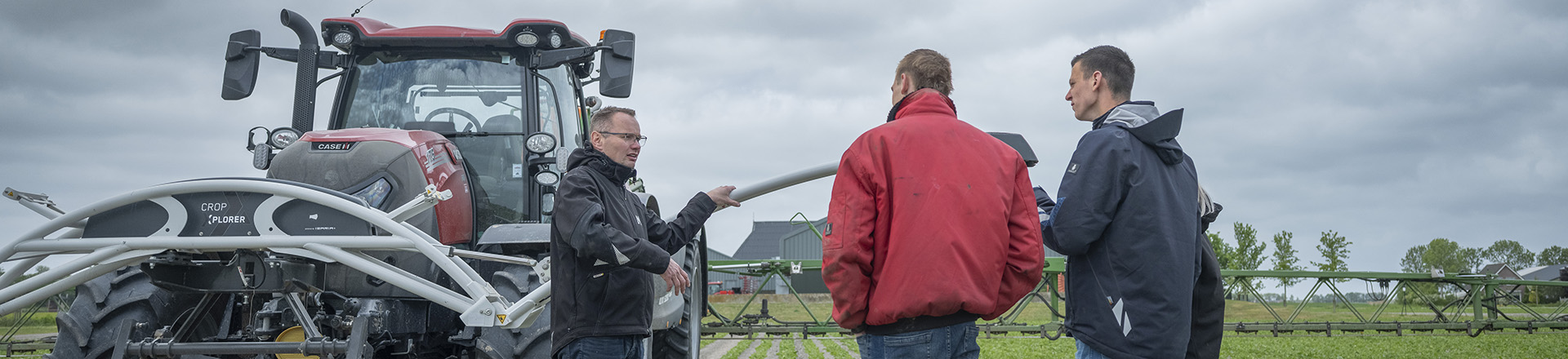 docent geeft uitleg over trekker aan groepje studenten.