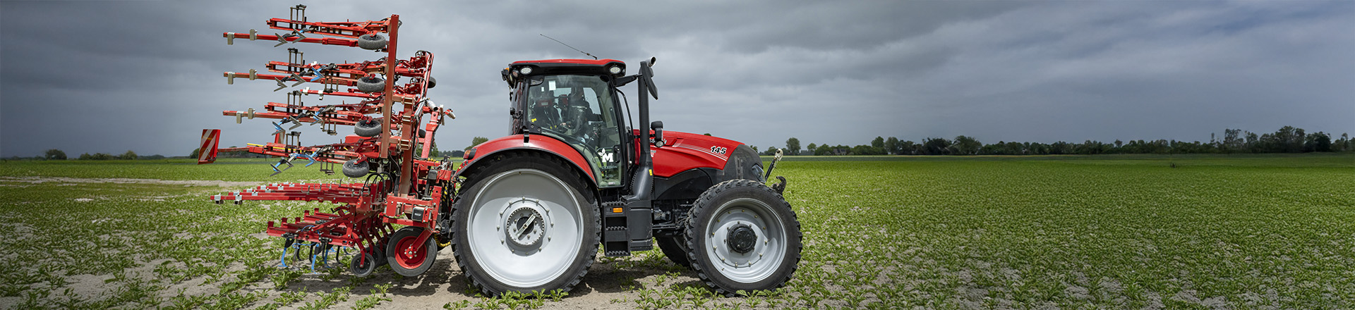 trekker met installatie erachter op het land.