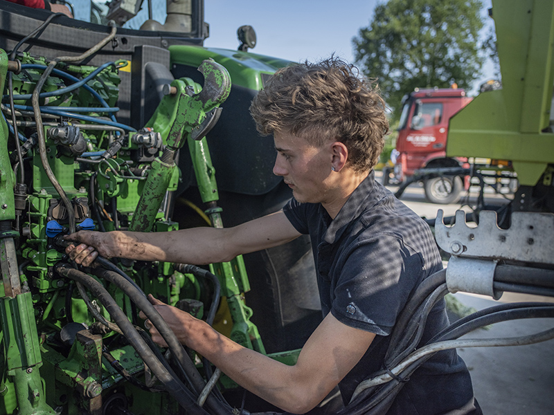 Student Aeres MBO Leeuwarden sleutelt aan trekker