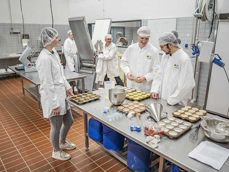 Studenten Aeres MBO Leeuwarden staan in bakkerij
