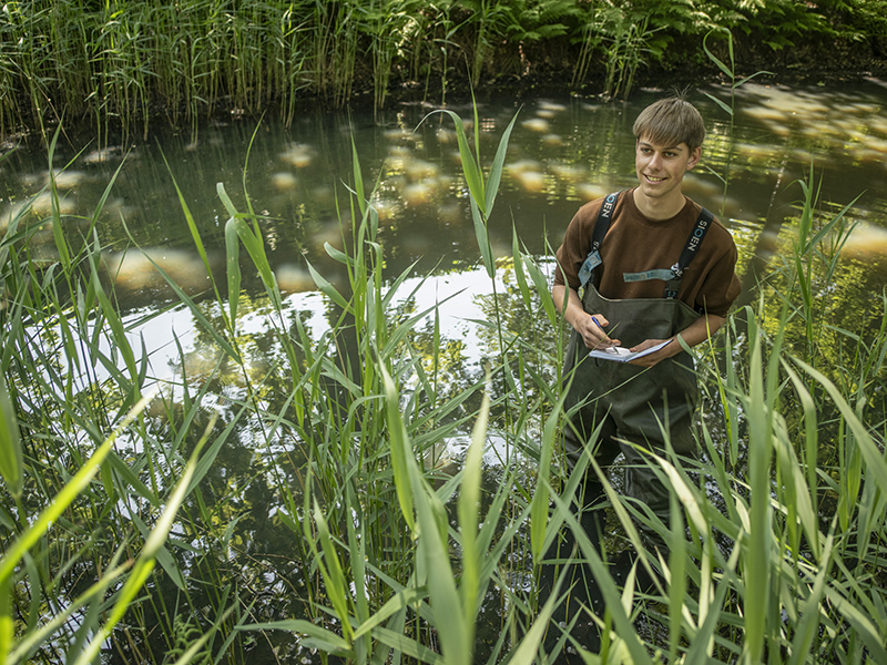 Student Aeres MBO Leeuwarden staat in sloot voor wateronderzoek