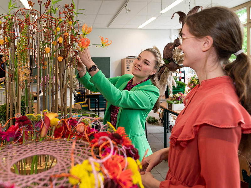 Studenten Aeres MBO Velp werken aan bloemwerk