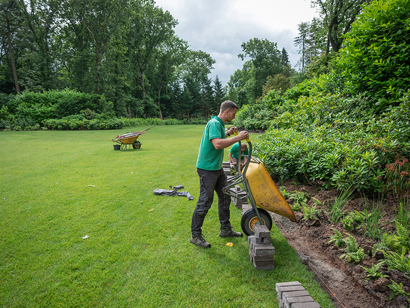 Student Aeres MBO Velp maakt border rondom grasveld
