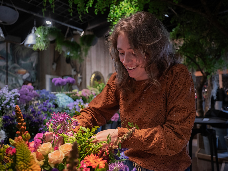 Student Aeres MBO Velp maakt boeket met bloemen