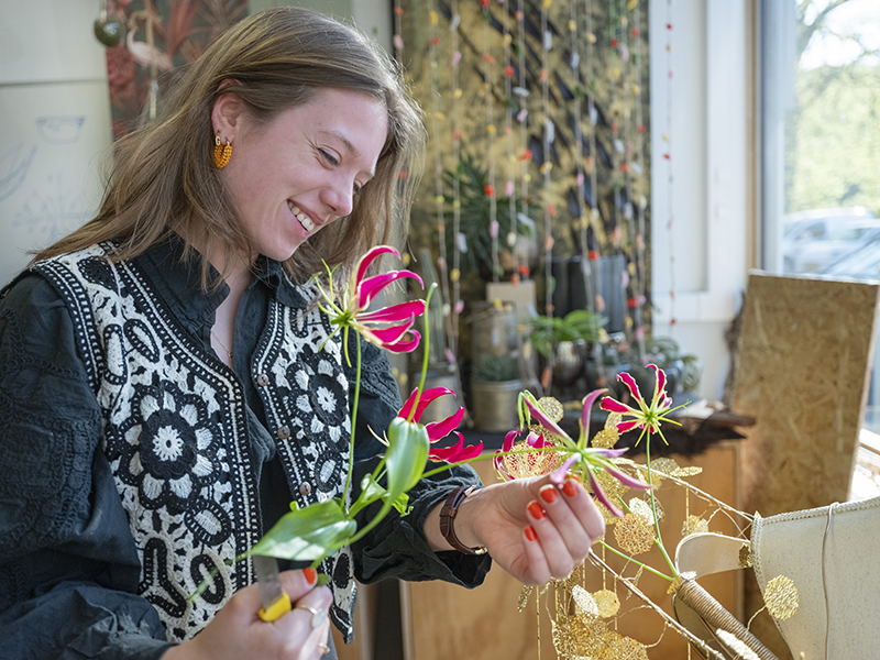 Student Aeres MBO Velp bekijkt bloem