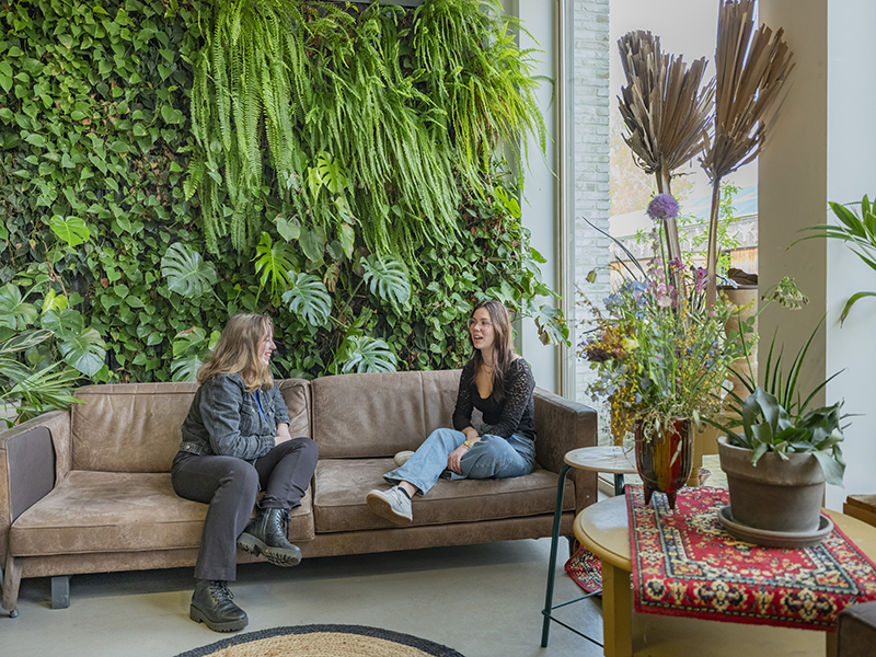 Studenten Aeres MBO Velp zitten op een bank in school