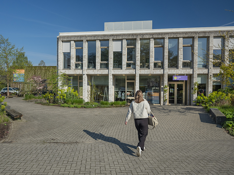 Student Aeres MBO Velp loopt naar de hoofdingang van school