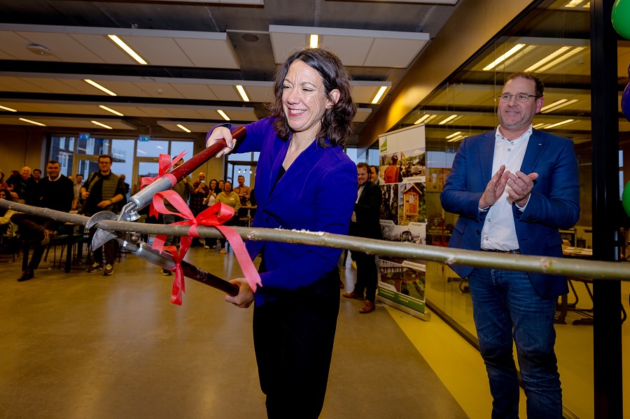 Wethouder Maaike Veeningen opent nieuw gebouw Aeres MBO Almere