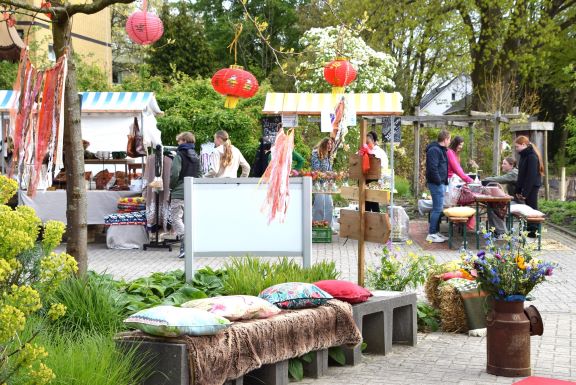 Geslaagde editie Festival Goed Groen bloemen en zaadbommenverkoop leerlingen