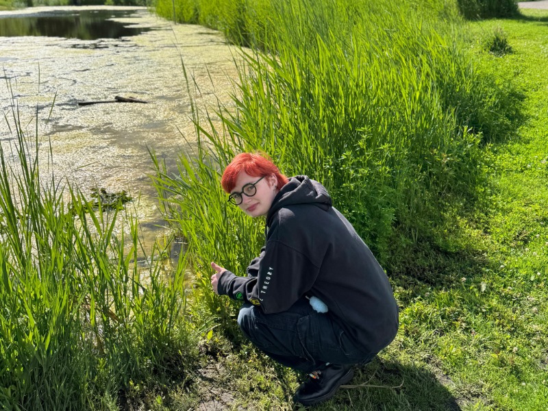 Meisje bij sloot
