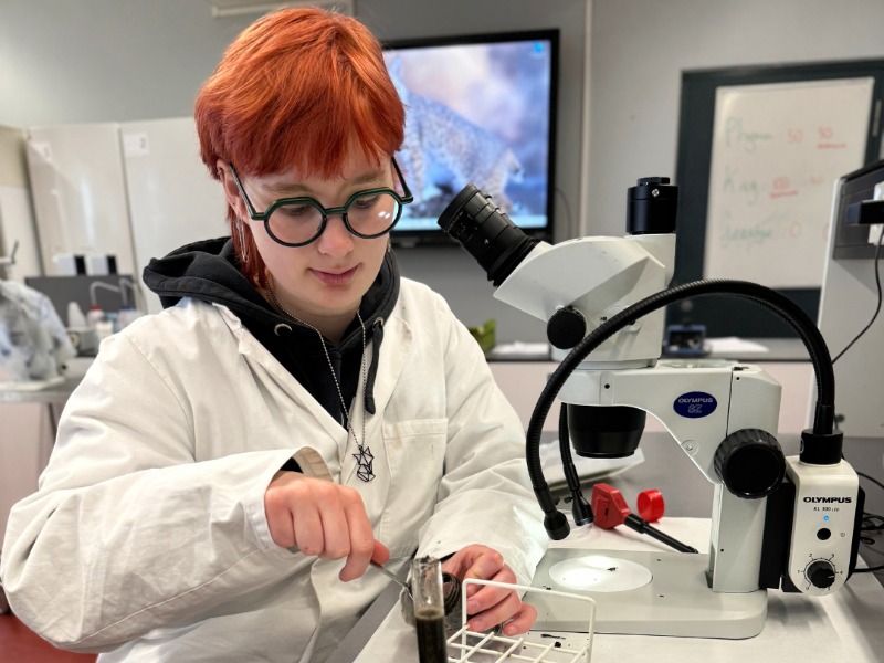 Meisje in laboratorium