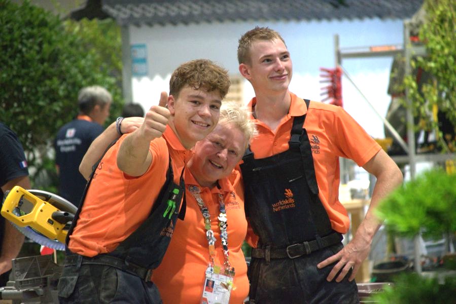 team landscaping gardening