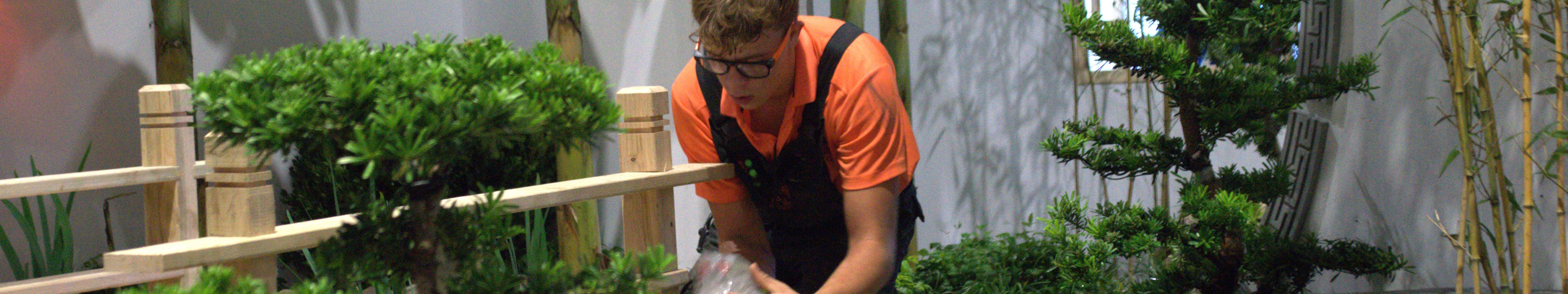jongen werkt in tuin