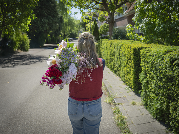 meisje met bloemen op schouder