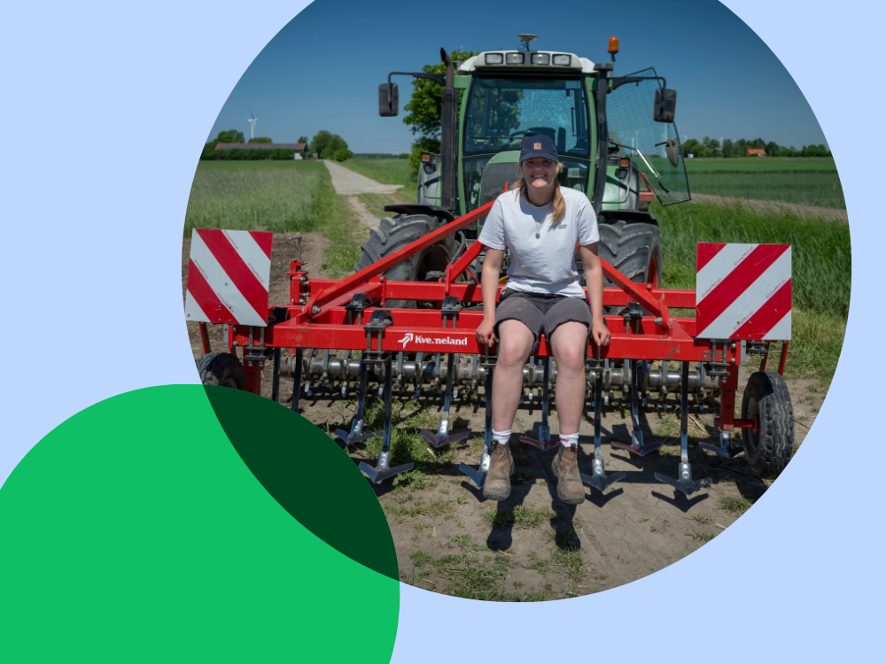 student achterop trekker