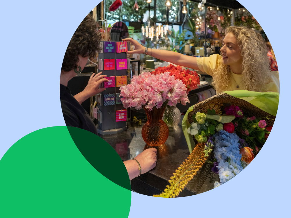 Twee meiden in een winkel met bloemen