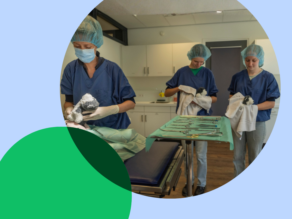 drie meiden met mondkapje in dierenkliniek