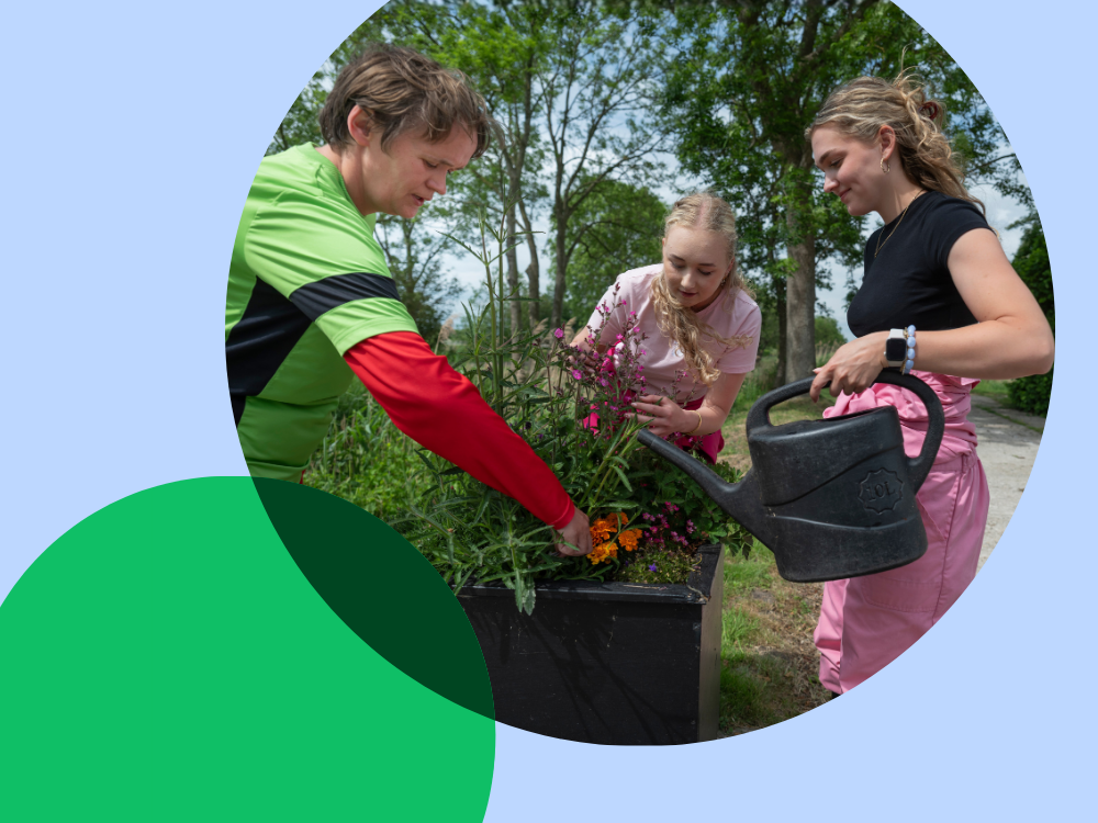 een vrouw en twee meisjes geven de bloemen water