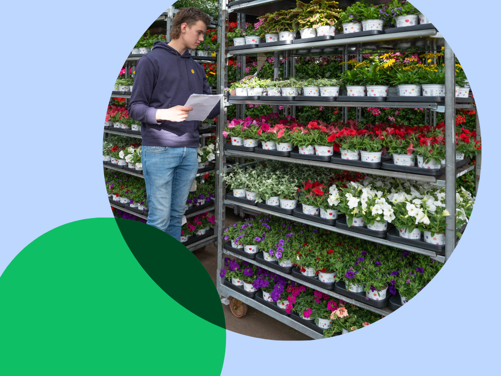 jongen bij bloemenkar