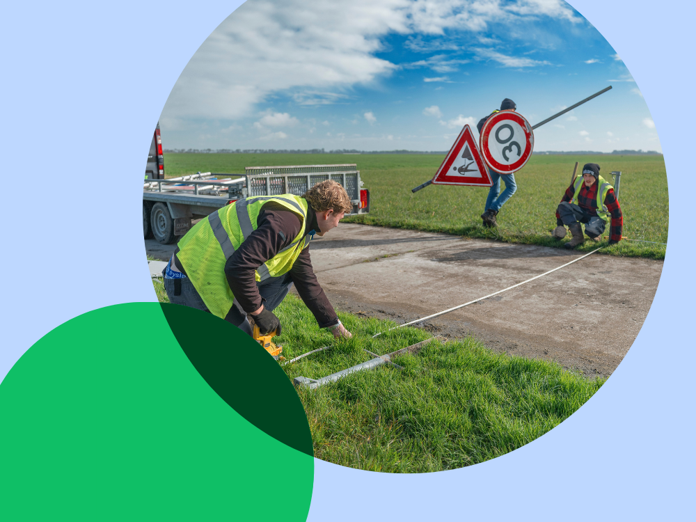 Jongens zijn aan het werk aan de weg met behulp van verkeersborden en meetapparatuur.