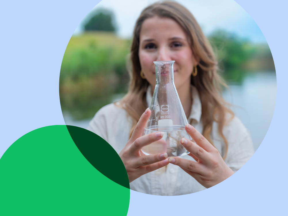 meisje kijkt door glazen fles