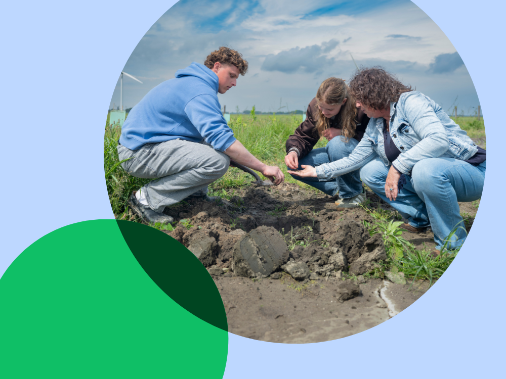 drie studenten bekijken de grond