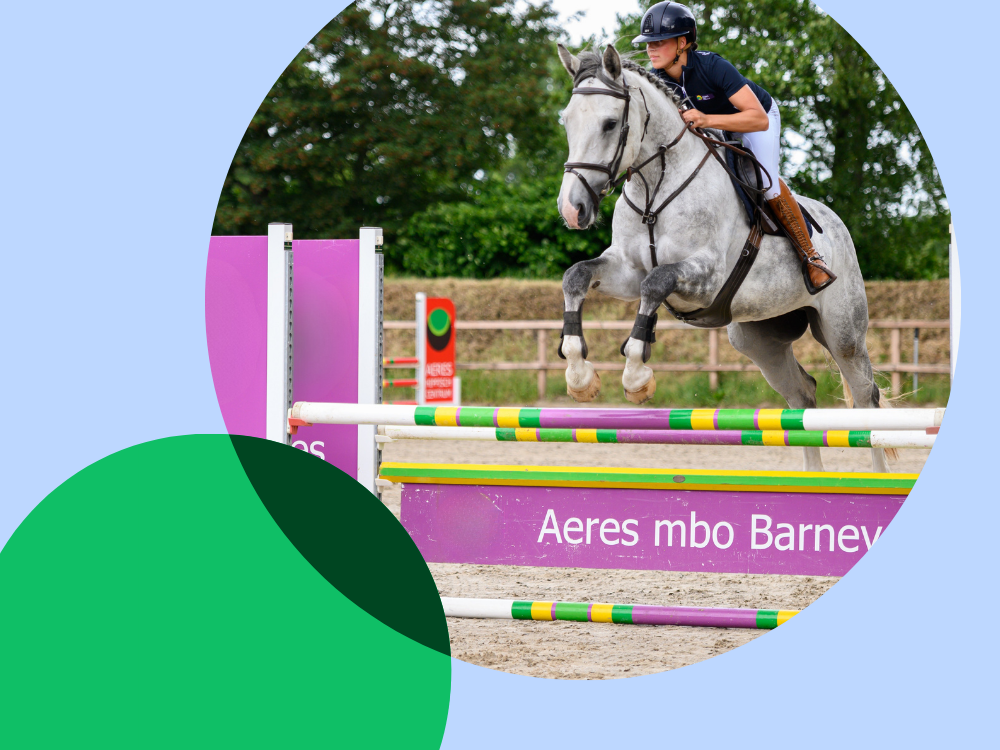 student springt over hindernis met paard